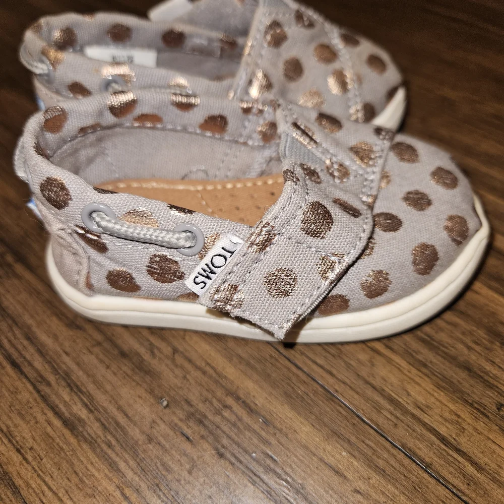 TOMS Baby Walker Shoes in Gray with Metallic Dots T4